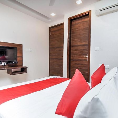 Oyo 77158 Hotel Swastik Palace Bhivándi Kültér fotó