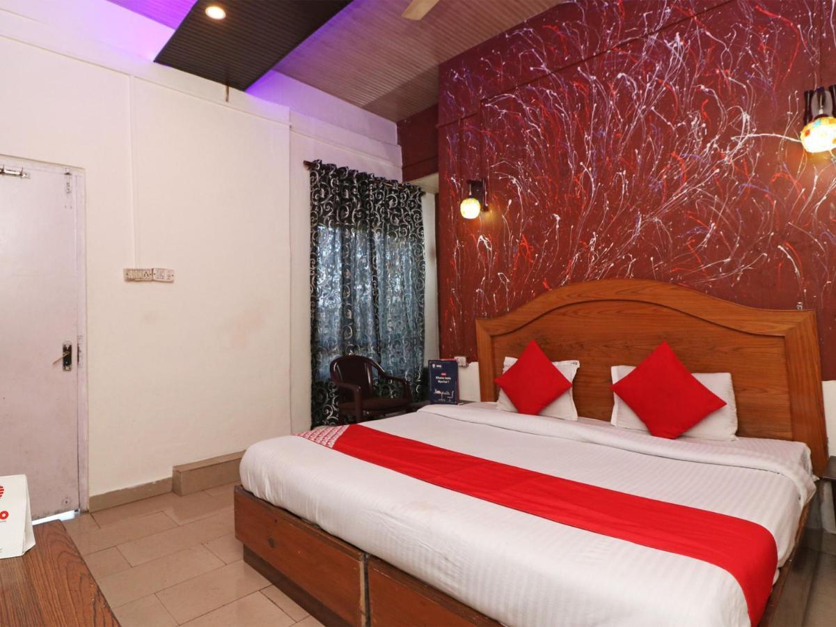 Oyo 77158 Hotel Swastik Palace Bhivándi Kültér fotó