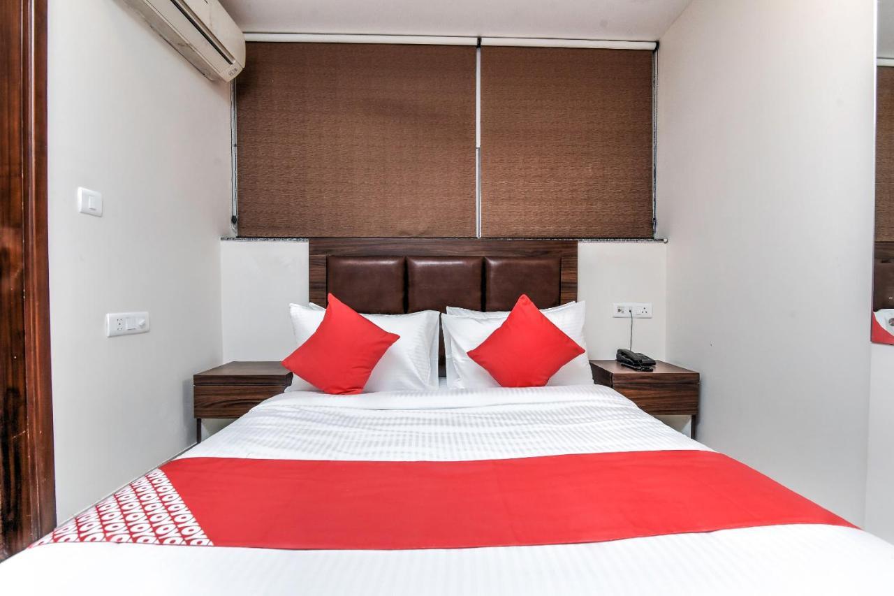 Oyo 77158 Hotel Swastik Palace Bhivándi Kültér fotó