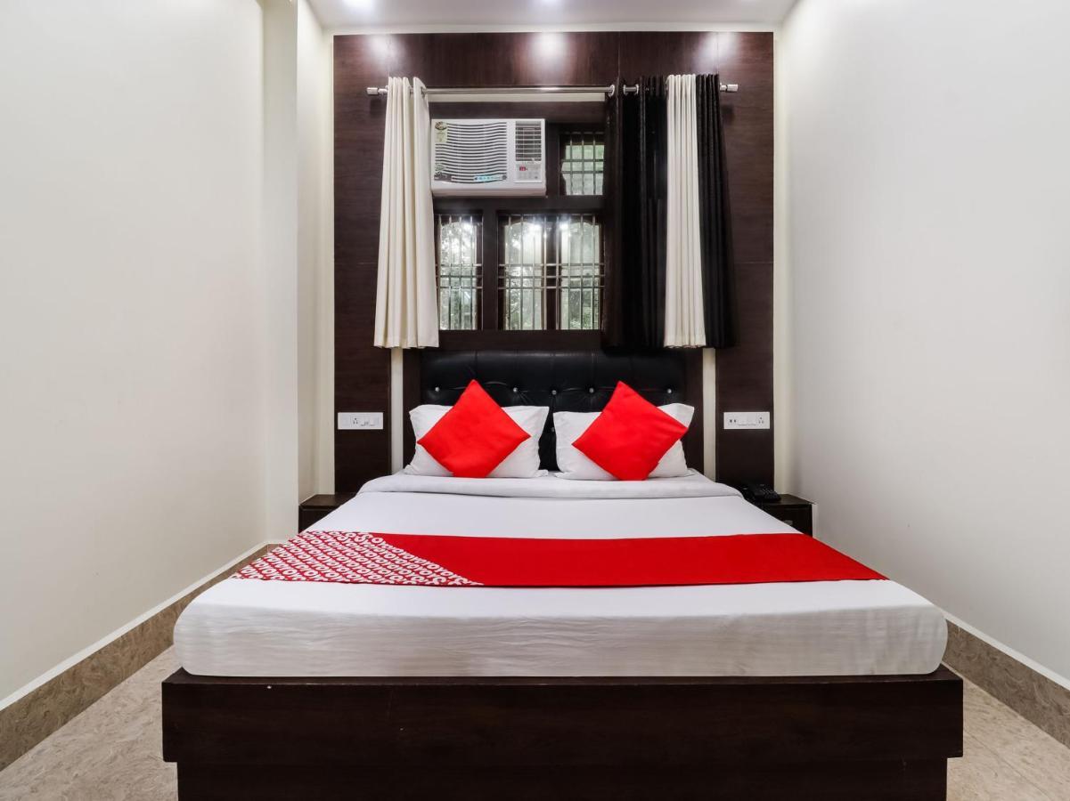 Oyo 77158 Hotel Swastik Palace Bhivándi Kültér fotó